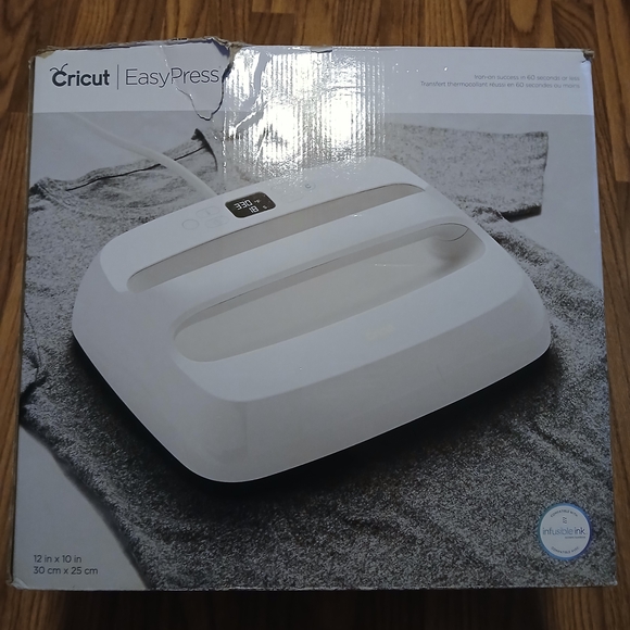 Cricut EasyPress Heat Press Machine - Picture 1 of 8